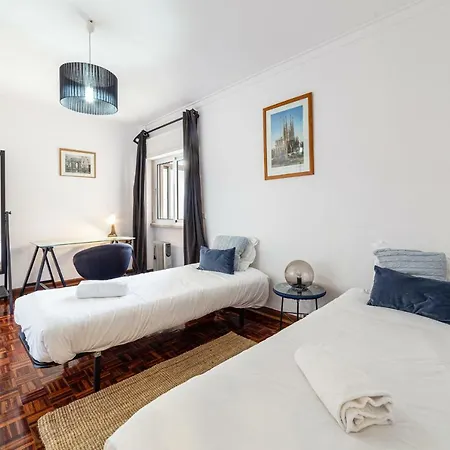 Spacious 3bdr Flat In Amadora W/ Covered Outdoor Area דירה