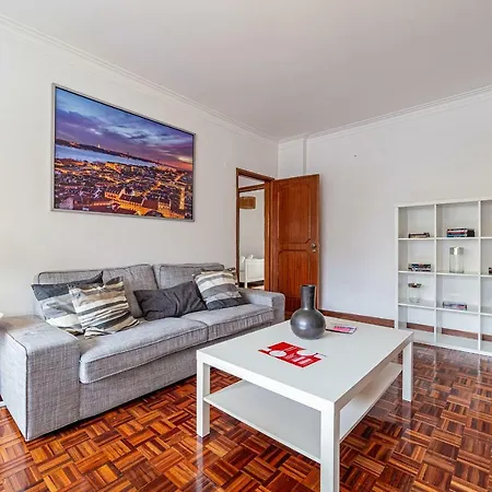 Apartment Spacious 3bdr Flat In Amadora W/ Covered Outdoor Area