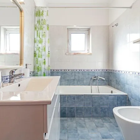 Spacious 3bdr Flat In Amadora W/ Covered Outdoor Area *