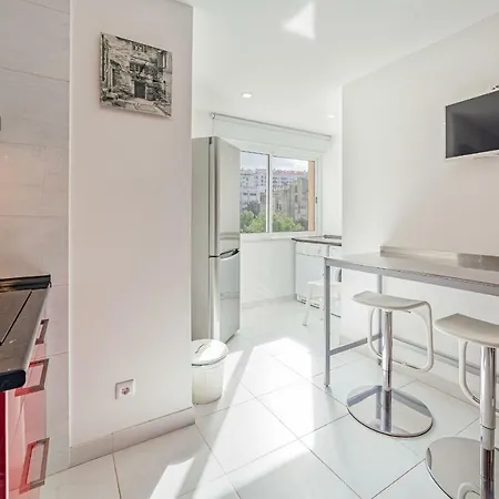 Spacious 3bdr Flat In Amadora W/ Covered Outdoor Area ליסבון
