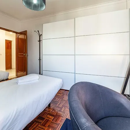 Spacious 3bdr Flat In Amadora W/ Covered Outdoor Area דירה