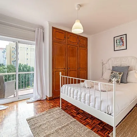 Apartment Spacious 3bdr Flat In Amadora W/ Covered Outdoor Area