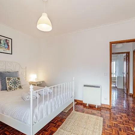 Spacious 3bdr Flat In Amadora W/ Covered Outdoor Area Apartment *