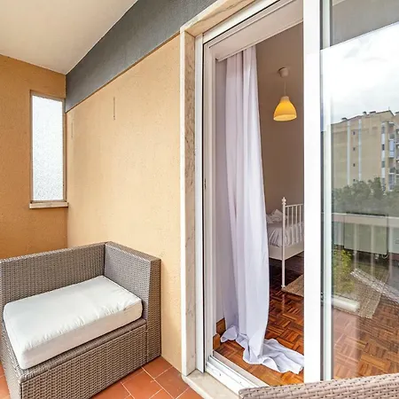 Spacious 3bdr Flat In Amadora W/ Covered Outdoor Area דירה ליסבון