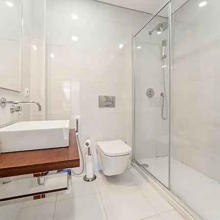 Spacious 3bdr Flat In Amadora W/ Covered Outdoor Area Lissabon